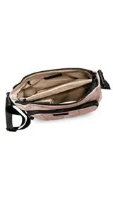 Bandolera de tela color beige, con diseño capitoneado en el bolsillo frontal y detalles en negro. Cuenta con compartimento principal con cierre, bolsillo delantero, bolsillo trasero y correa larga ajustable.
