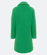 Campera alargada de sherpa color verde manzana, con cuello solapa, cierre cruzado con botones y bolsillos delanteros.