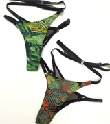 Bombacha de tiro alto confeccionada en una combinación de lycra y microtul, con diseño de doble tira cruzada en la cintura y breteles regulables con enganches metálicos.