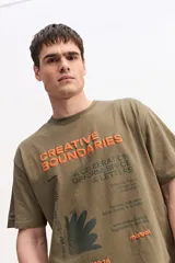 Remera oversize gris melange de algodón con estampa tipográfica frontal en color azul y gris.