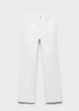 Jeans de corte recto y tiro medio, color blanco, estilo clásico de cinco bolsillos con trabillas para cinturón y cierre frontal de cremallera y botón.