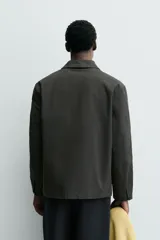 Sobrecamisa regular fit confeccionada en tejido de algodón. Cuello solapa, manga larga con puño abotonado, bolsillos frontales de plastrón y cierre de botones.