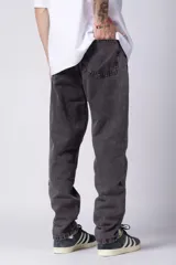 Jean de corte mom, color gris oscuro con efecto lavado, de tiro medio y pierna recta.