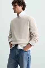 Sweater de punto color beige con textura tipo waffle, cuello redondo y mangas largas con acabado en rib.