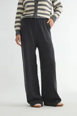 Pantalón de punto de corte recto y holgado, con cintura elástica y bolsillos laterales.