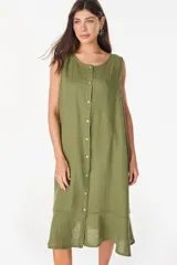 Vestido midi celeste de lino italiano, sin mangas, con escote redondo y cierre frontal abotonado con bolsillos laterales y corte holgado.