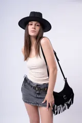 Musculosa blanca acanalada, de corte ajustado y escote redondo.