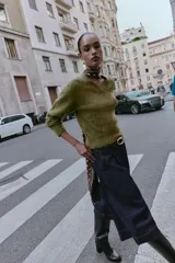 Bermuda de tiro alto en denim azul oscuro, corte ancho tipo culotte, con pinzas delanteras y pespuntes en color caramelo.