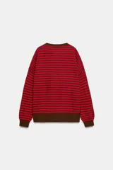 Jersey de punto con diseño a rayas horizontales en color rojo y marrón. Presenta cuello redondo, manga larga con puños ajustados y ruedo acanalado.
