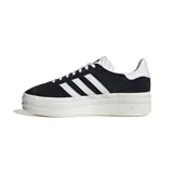 Championes Adidas Gazelle Bold de mujer, color negro con las tres tiras blancas y suela de plataforma triple color hueso.