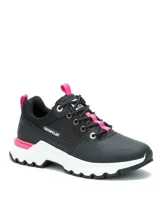 Calzado de trekking Caterpillar modelo Colorado Sneaker Lo, color negro con detalles en fucsia y suela blanca, de diseño robusto con cordones y capellada de cuero y nylon.