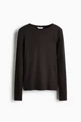 Remera entallada de manga larga con cuello redondo, confeccionada en tejido de punto acanalado.