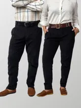 Pantalón de pana negro de corte recto, con bolsillos laterales y traseros. Se ajusta a la cintura con cinturón de cuero negro.