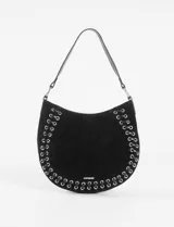 Cartera de hombro negra de gamuza con detalle de cordones entrelazados y ojales metálicos plateados en el borde. Tiene una correa de hombro y una correa larga extraíble para llevar cruzada.