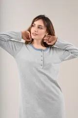 Camisón gris melange de punto, con cuello redondo con botones y mangas largas.