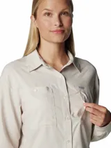 Camisa de senderismo Columbia modelo Silver Ridge Utility, color gris claro, de manga larga, con bolsillos frontales con solapa, botones a presión y tecnología de protección solar y absorción de sudor.