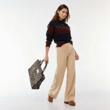 Pantalón wide leg de punto suave en color beige, con diseño de tiro alto y corte amplio.