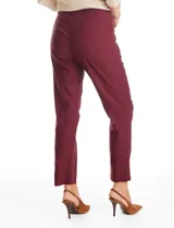 Pantalón de corte slim fit en color negro, confeccionado en tejido técnico de alta densidad. Presenta una pretina ancha elastizada, diseño pull-on sin cierres ni botones, y cuenta con cinco bolsillos funcionales.