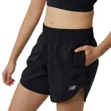 Short deportivo New Balance Accelerate de poliéster negro, con cintura elástica y logo reflectivo en la pierna izquierda.