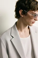 Blazer regular fit azul marino confeccionado en tejido con elasticidad, con cuello de solapas de muesca, cierre frontal con botones y bolsillos con solapa en la cadera.