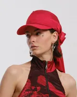 Gorra con visera curva y sistema de ajuste trasero. Incluye pañuelo integrado de seda con estampado abstracto en tonos grises y blancos.