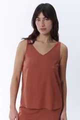 Top color canela con escote en V y tirantes anchos, confeccionado en lino.