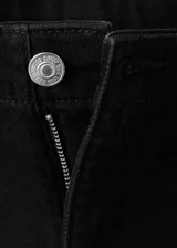 Jeans de corte recto y tiro medio-alto, color negro, confeccionados 100% en algodón.