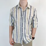 Camisa de cuello italiano, semi entallada, con rayas verticales en tonos azul, beige y blanco.