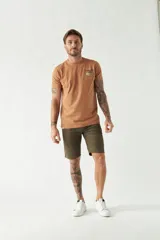 Bermuda tipo chino de gabardina color verde oliva, con cierre de cremallera y botón, bolsillos laterales y traseros, y pasacintos en la cintura.