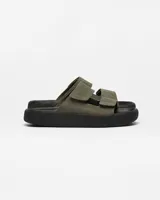 Sandalias Veja modelo Etna de estilo deportivo, con doble tira ajustable de gamuza en color verde oliva y suela de goma negra con diseño texturizado.