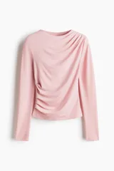 Top de manga larga con cuello redondo, confeccionado en tejido de punto con diseño drapeado en un hombro y en el lateral de la cintura.