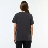 Camiseta de lactancia color negro, con cuello redondo y mangas cortas. Presenta un estampado frontal con el texto 'Mom Club' y un corazón rojo, además de cierres laterales ocultos para facilitar la lactancia.