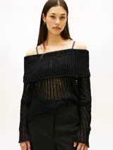 Sweater de punto abierto color negro con lentejuelas incorporadas, diseño de cuello holgado tipo tortuga y mangas largas con hombros caídos.