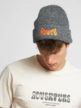 Gorro de lana gris con logo bordado Rusty color naranja en el frente.