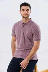 Remera polo de piqué de algodón color azul, de manga corta, con cuello camisero, cierre frontal de dos botones y pequeño logo bordado en el pecho.