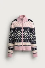 Chaqueta de punto relaxed fit tejida con mezcla de lana, con diseño de rombos y patrones geométricos en tonos azul marino, blanco y rosado. Cuenta con cuello alto, manga larga, acabados en rib y cierre frontal con cremallera de doble dirección.
