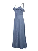 Vestido largo de denim azul, corte entallado en la cintura y falda acampanada. Presenta tirantes finos, escote con volados caídos en los hombros y cierre frontal con botones.