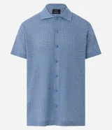 Camisa celeste de punto calado con cuello inglés, manga corta y abotonadura frontal.