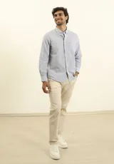 Pantalón chino de hombre color beige claro, corte recto y tiro medio, con bolsillos laterales y traseros.