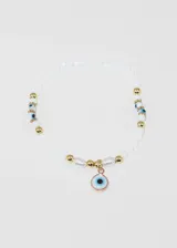 Pulsera elastizada con mostacillas blancas y doradas, con dije colgante de ojo turco con borde color cobre.