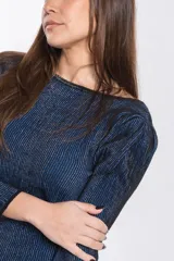 Vestido corto de tejido con brillo, color azul y negro, de manga larga y diseño ajustado.