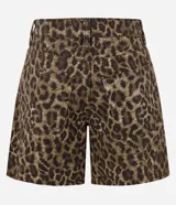 Short de sarga con corte relaxed y diseño de animal print. Presenta aplicación de tachas metálicas en los bolsillos y laterales, cintura con pasacintos, cierre con botón y bolsillos delanteros.