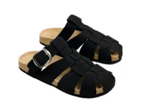 Sandalias de estilo romano con capellada de tiras cruzadas negras, hebilla lateral metálica y suela de corcho con base de goma.