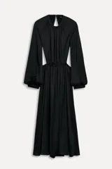 Vestido midi negro de cuello redondo y manga larga abullonada con puños elásticos. Presenta cintura elastizada y espalda descubierta con cierre de botón en el cuello.