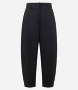 Pantalón wide leg de corte sastrero confeccionado en tejido satinado con caída fluida. Presenta cintura con presillas, cierre frontal oculto y diseño de piernas amplias.