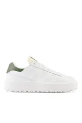 Championes New Balance modelo CT302, color blanco con plataforma gruesa y suela dentada. Presentan el característico logotipo "N" en el lateral y un diseño de inspiración retro con puntera reforzada.