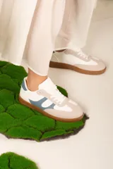 Championes urbanos Champion modelo Ana, color blanco con detalles en celeste y beige, y suela color caramelo.