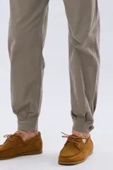 Pantalón bombacha de campo color caqui, de corte tradicional con pinzas en la cintura y botamanga ajustada con botones.
