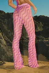 Pantalón acampanado de tul violeta con estampado de ondas en tonos violeta y verde. Tiene elástico en la cintura.