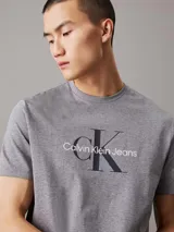 Remera gris melange de punto de algodón, de corte regular clásico, con cuello redondo, mangas cortas y el monograma de Calvin Klein Jeans estampado en el pecho.